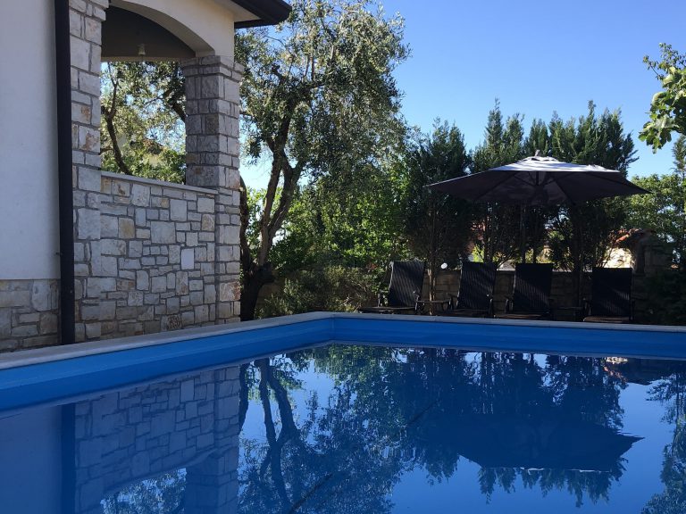 Pool mit Liegebereich
